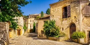 Village provençal du Gard avec maisons en pierre dorée sous la lumière méditerranéenne