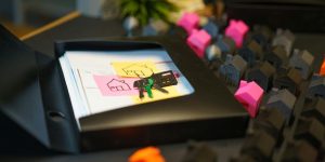 Clés de maison posées sur des documents immobiliers avec maisons miniatures colorées symbolisant la gestion locative et la facturation en location saisonnière