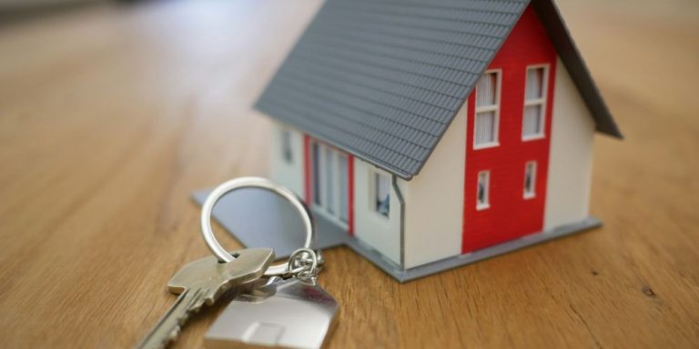 Clés de maison posées sur un contrat de location saisonnière