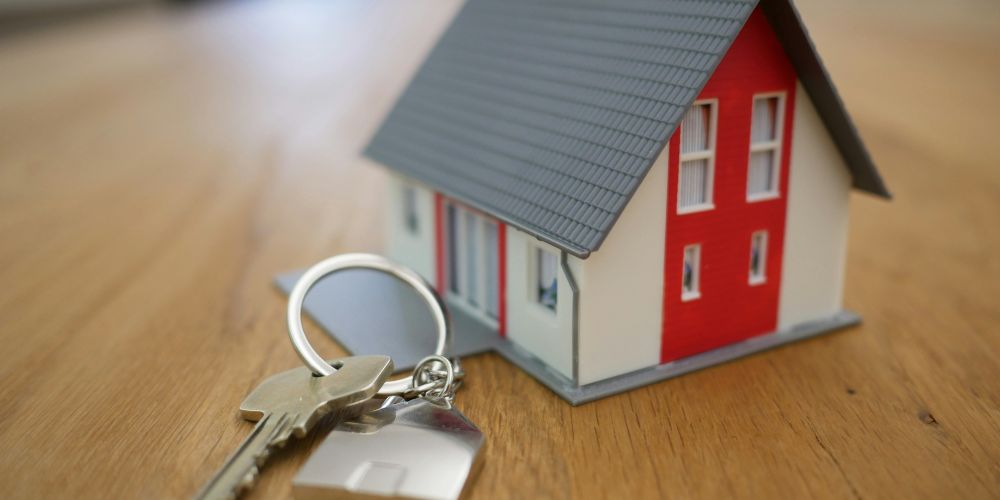 Clés de maison posées sur un contrat de location saisonnière