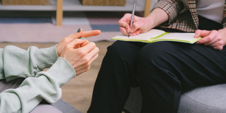 Intervenante à domicile utilisant un outil numérique pour le suivi des prestations