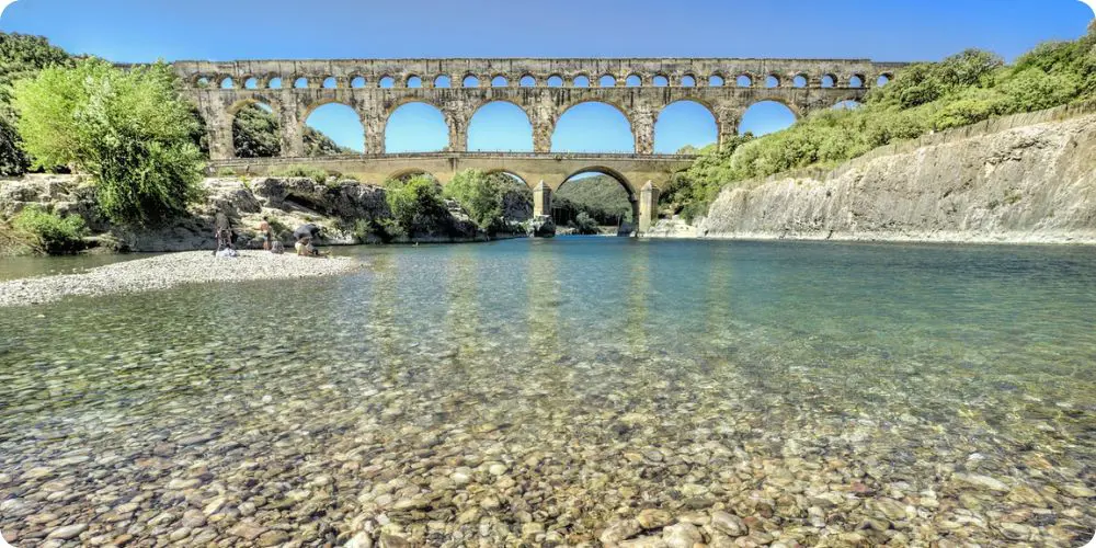 Le Pont du Gard enjambant le Gardon, aqueduc romain à 11 km d'Uzès