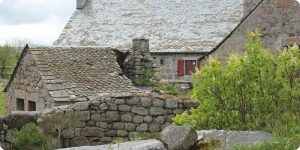 Mas en pierre du sud de la France, typique des gîtes et chambres d'hôtes référencés sur Cybevasion avant le rachat par Holidu