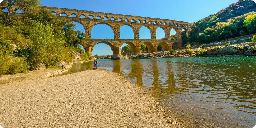 Le Pont du Gard, aqueduc romain classé UNESCO, monument le plus visité du Gard