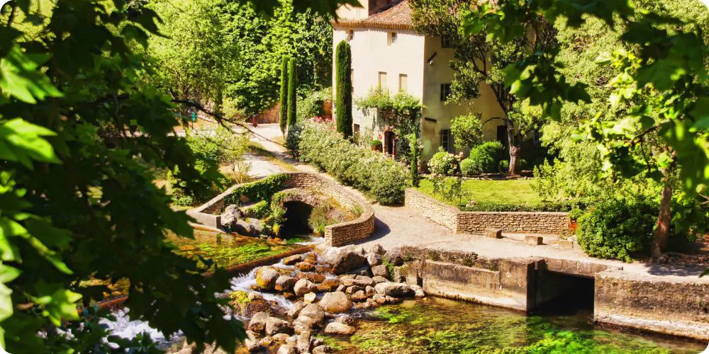 Maison en pierre avec jardin et cyprès dans le sud de la France, bien de charme typique proposé en location saisonnière sur Airbnb par les propriétaires du Gard