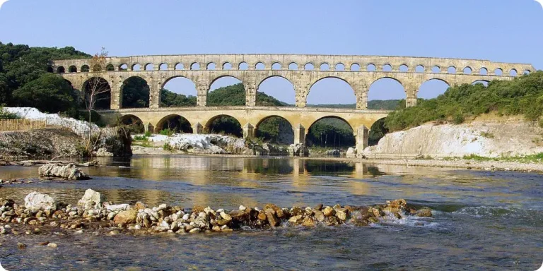 Pont du Gard, aqueduc romain emblématique du département, zone de forte activité touristique et de location saisonnière