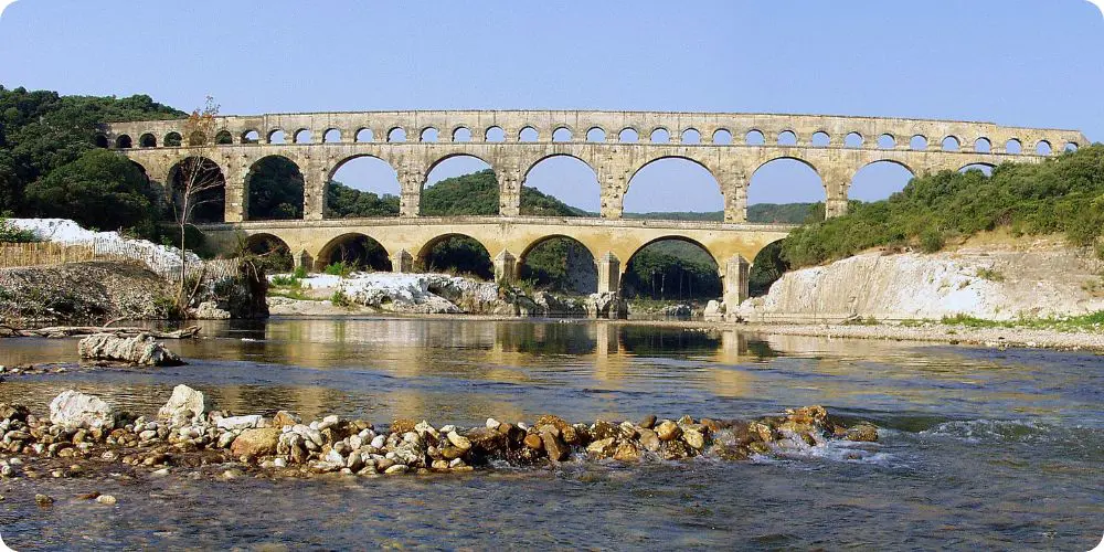 Pont du Gard, aqueduc romain emblématique du département, zone de forte activité touristique et de location saisonnière