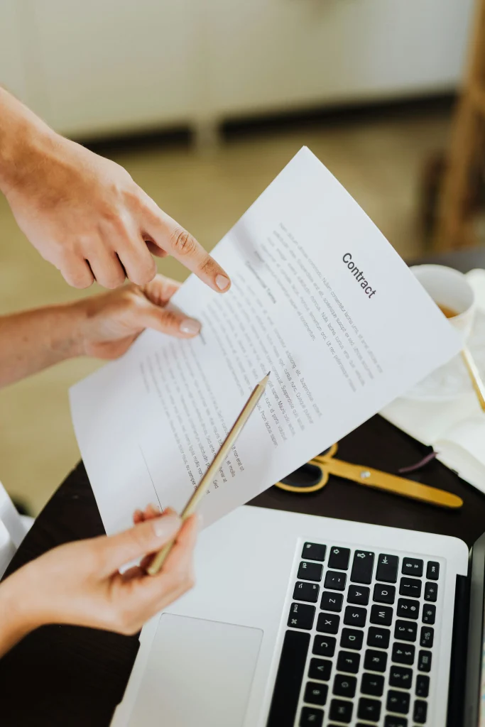 Signature d'un contrat de location saisonnière entre particuliers pour sécuriser la réservation