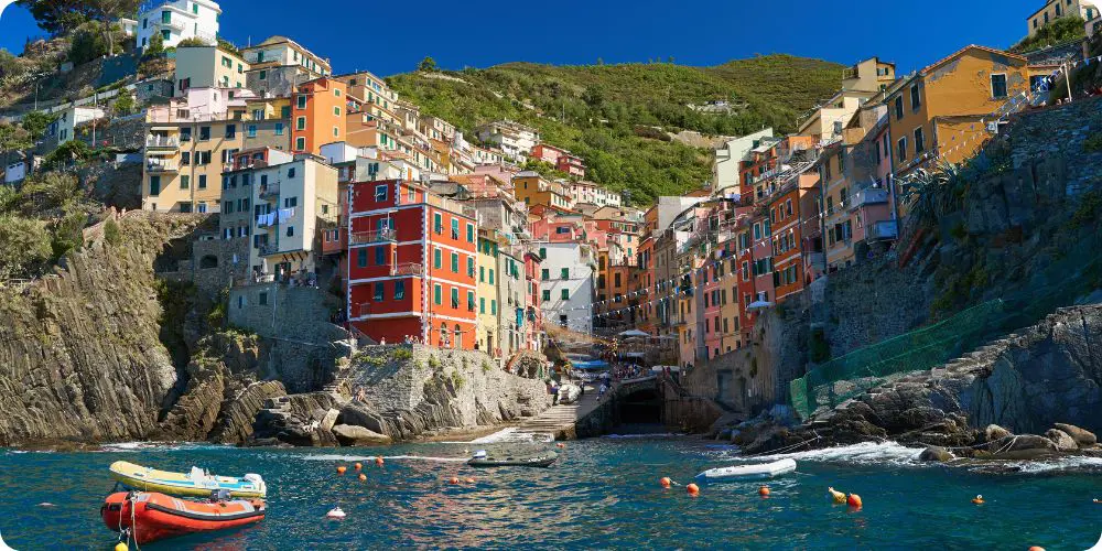 Terrasse d'une maison de vacances dans le sud de la France avec vue sur le paysage méditerranéen