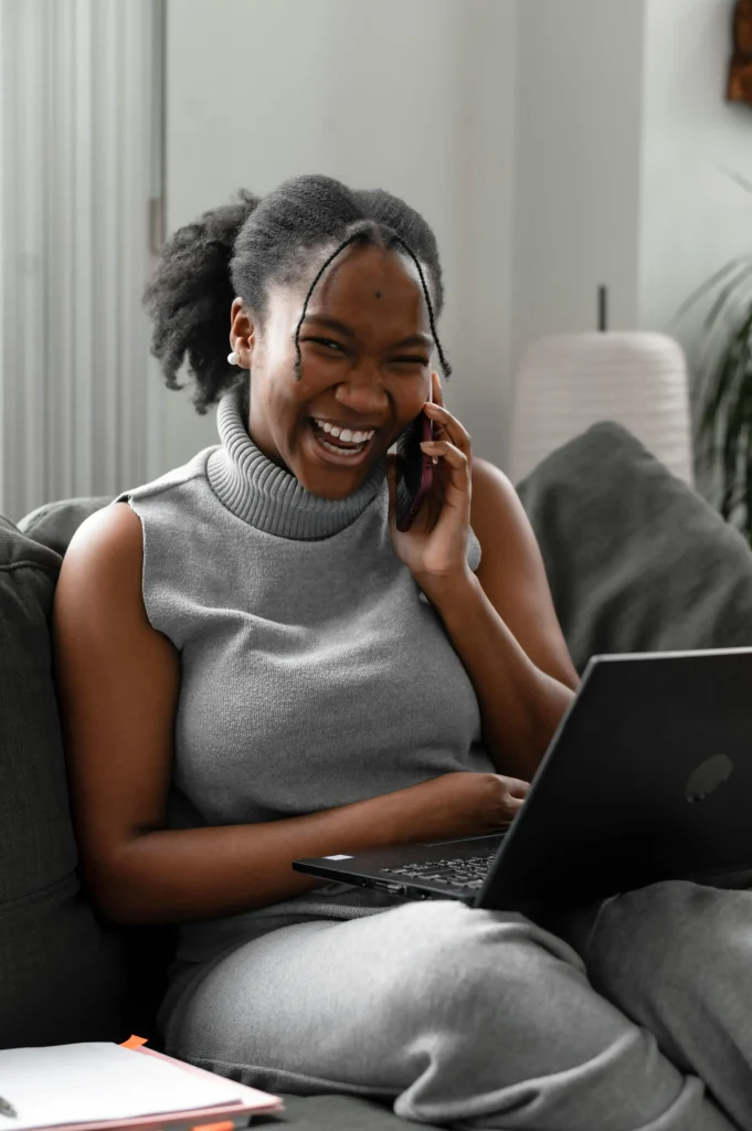 Vacancière échangeant par téléphone avec un propriétaire avant de réserver sa location