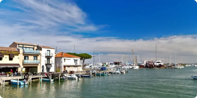Port du Grau-du-Roi avec bateaux et habitations colorées