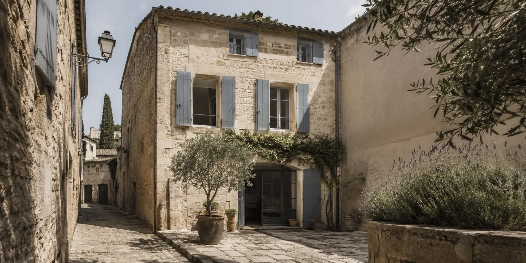 Location vacances à Uzès vue depuis la terrasse en été, ambiance propriétaire Gard