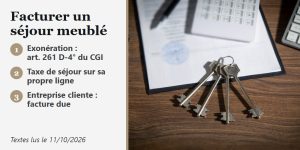 Facture de location saisonnière posée sur un bureau, avec les clés du meublé et une calculatrice
