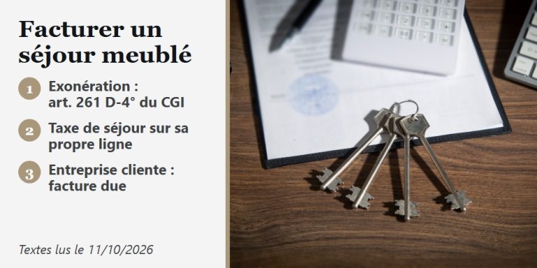Facture de location saisonnière posée sur un bureau, avec les clés du meublé et une calculatrice